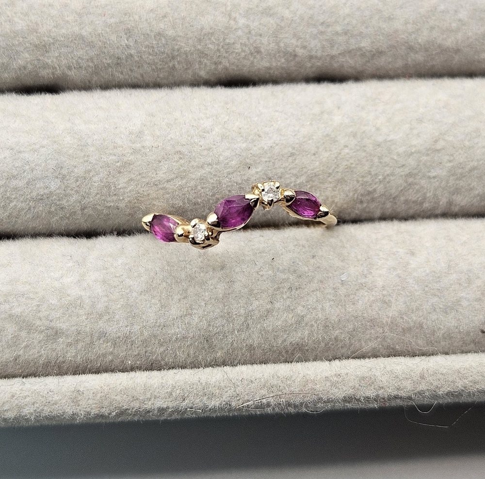 Vintage 14k Yellow Gold Marquise  Curved Chevron Band Ring Size 5